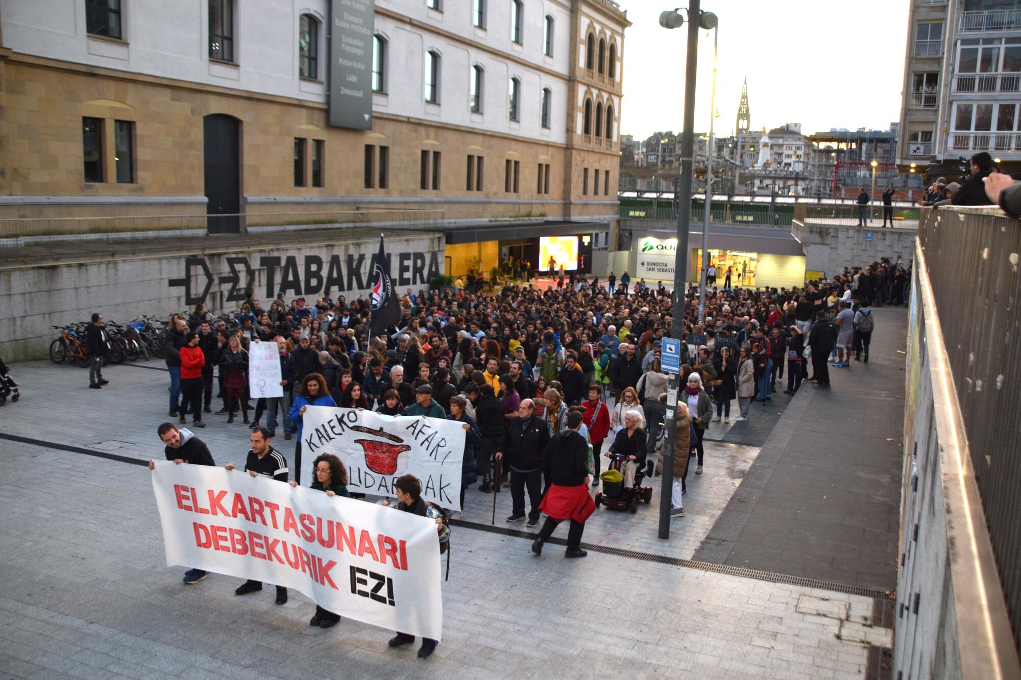 Kaleko Afari Solidarioak Donostian